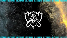 电子竞技选手夺冠瞬间洒落赛场泪水 赛后采访动情讲述职业选手成长历程